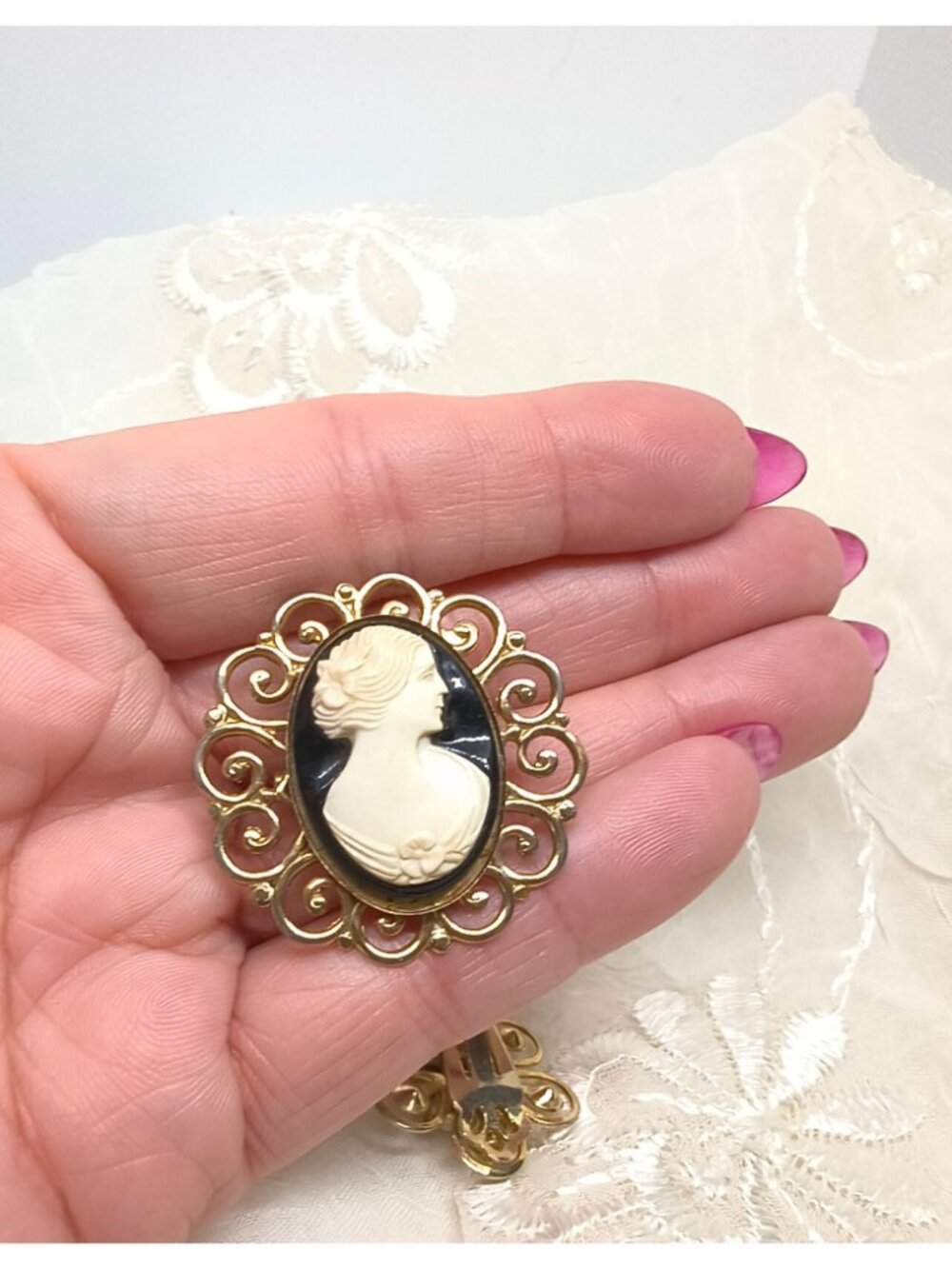 Vintage Cameo Jewelry Set With Brooch, Clip-On Earrings & Adjustable Ring - Picture 6 of 9
